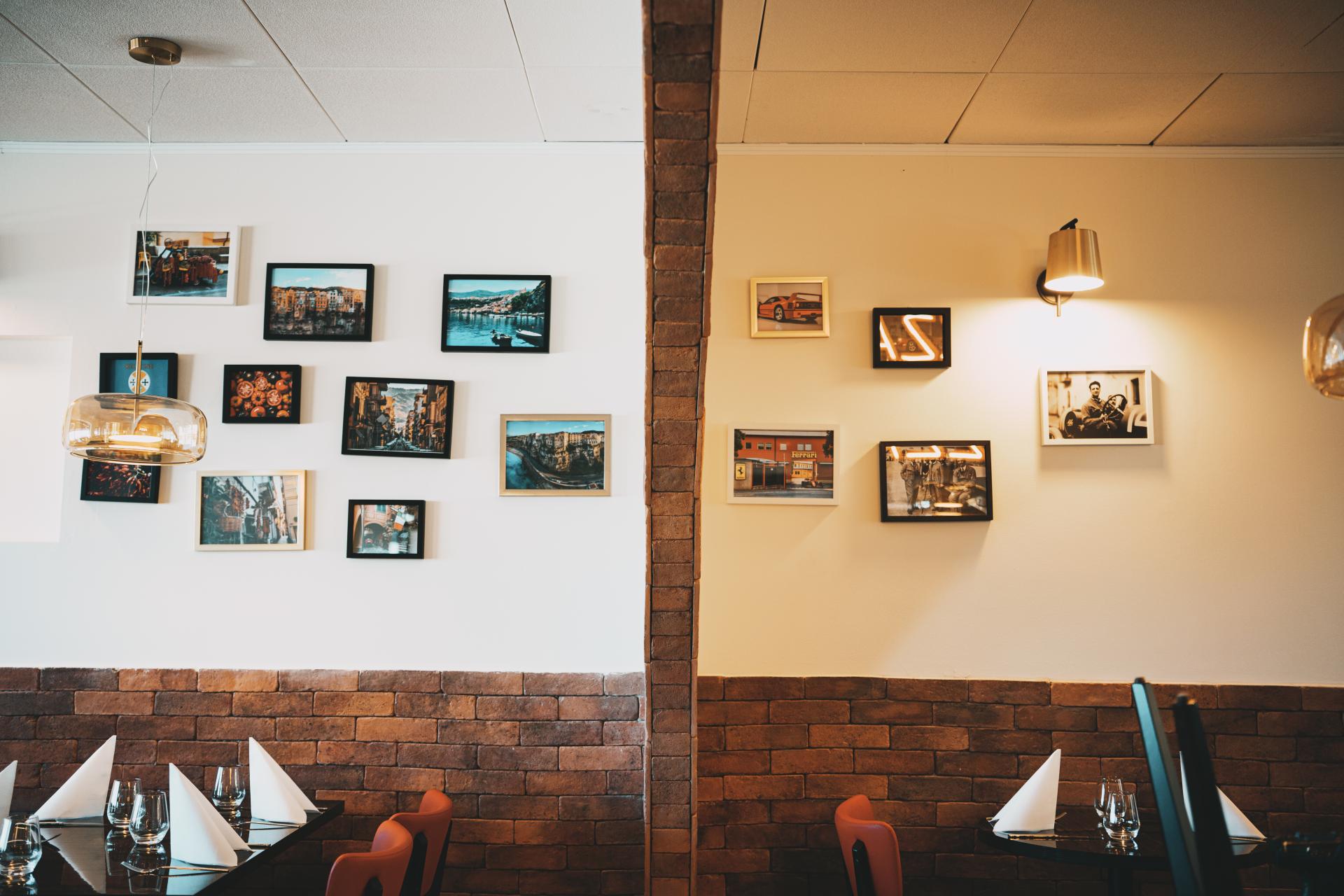 Sala do Mimmo com fotografias de Itália nas paredes