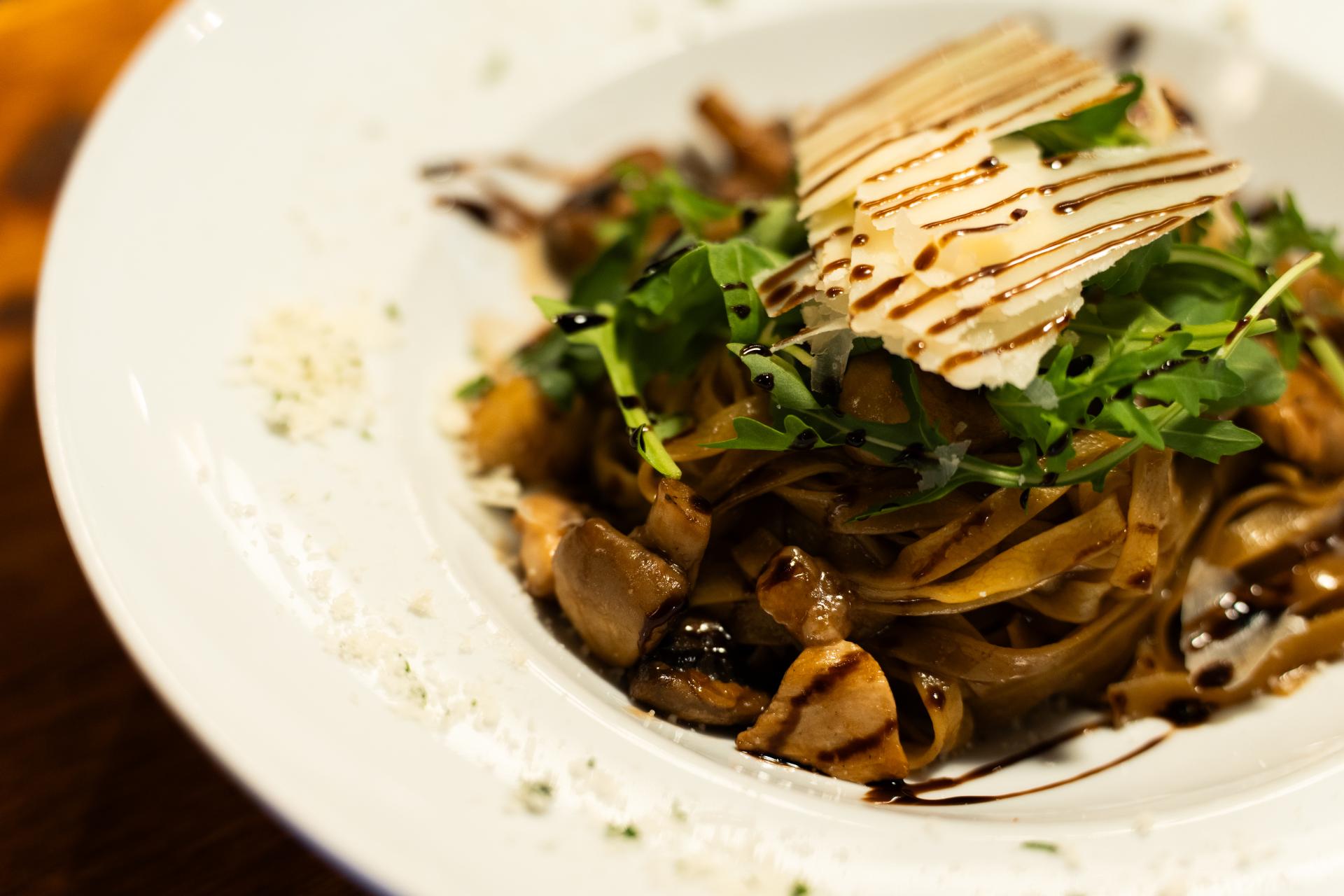 Fettuccine com cogumelos, rúcula e lascas de parmesão
