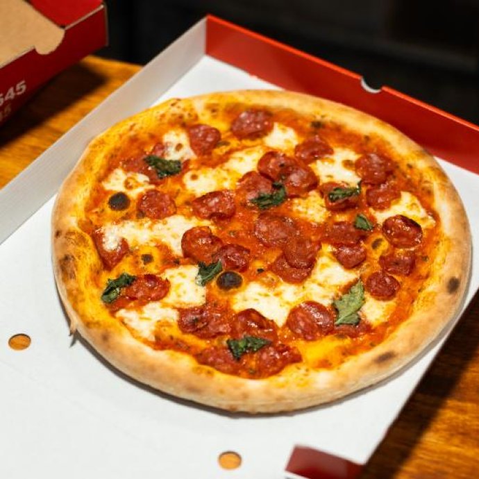 Pizza de salame picante numa caixa de take away